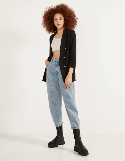 Blazer mit hochgerollten Ärmeln